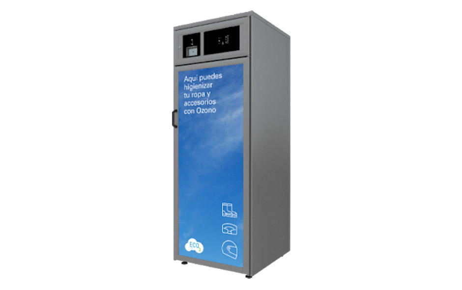 Ozone cabinet for disinfecting clothing